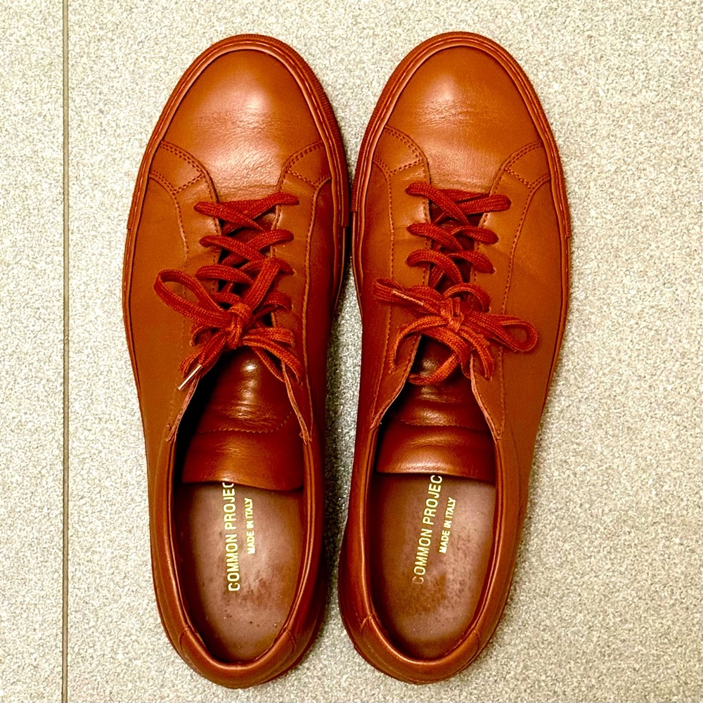 Common Projects Achilles Low - Size 43. Color: Brick